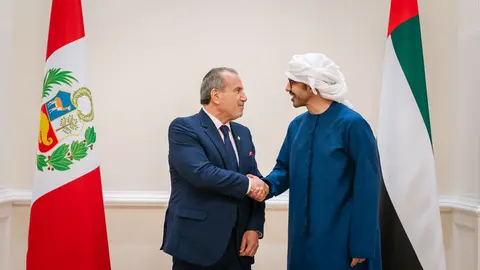 Los ministros de Exteriores de Emiratos y Perú se estrechan la mano en la antesala de su encuentro. (WAM)