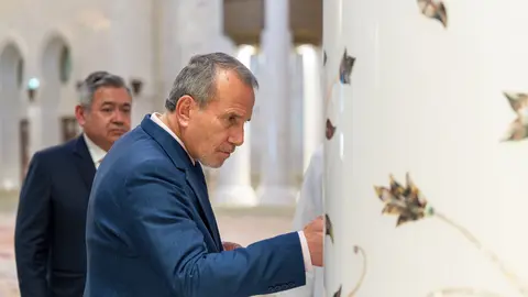 El canciller peruano ante una de las columnas de la Gran Mezquita de Abu Dhabi. (WAM)
