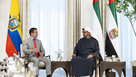 Los presidentes de Emiratos Árabes y Ecuador durante la reunión en Abu Dhabi. (WAM)