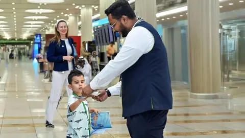 Un niño a su llegada al aeropuerto de Dubai. (WAM)
