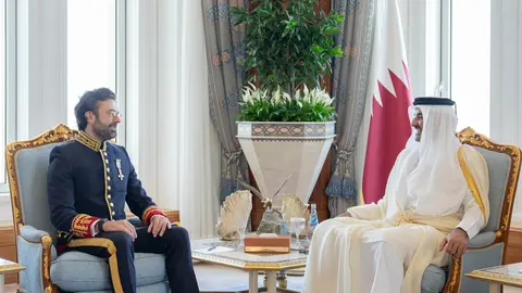 El embajador español junto al emir de Qatar. (Facebook)