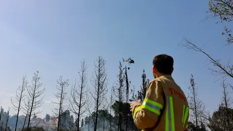 Un bombero en la zona afestada por el incendio en Israel. (X)