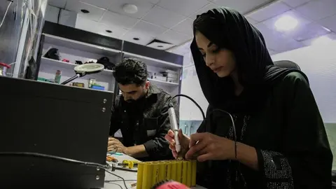 Zahra Ali, en su taller de Afganistán. (@elobrerodigital)
