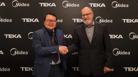 Larry Yuen, CGO de MIB y presidente de la Región Europa de Midea a la izquirda. A la derecha, Oliver Müller-Marc, en representación de los accionistas de Teka.
