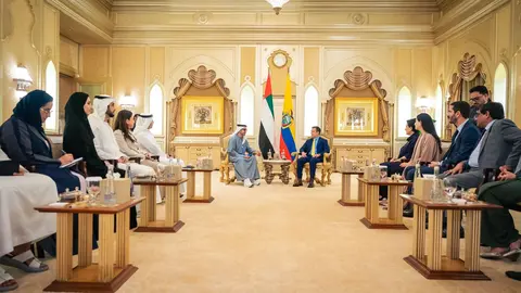 La delegación de Ecuador durante un encuentro con el ministro de Exteriores de EAU. (WAM)