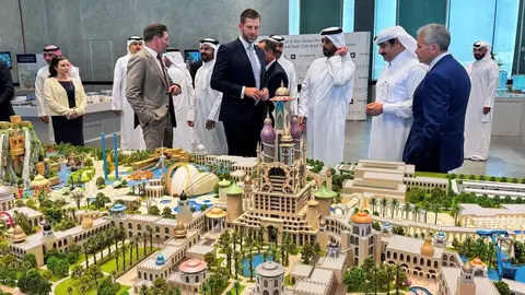 Eric Trump, ante a maqueta de un proyecto en Qatar. (Fuente externa)