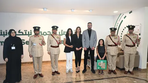La Policía de Dubai homenajeó a la familia por su honradez. (Dubai Police)
