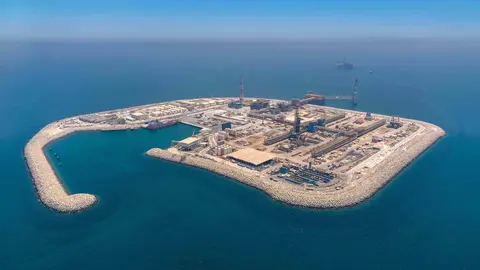 Plataforma petrolera en una isla de Abu Dhabi. (WAM)