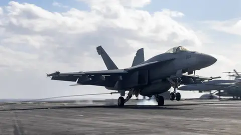 Caza F/A-18 Super Hornet aterriza en la cubierta de vuelo del portaaviones USS Harry S. Truman. ((US Navy)