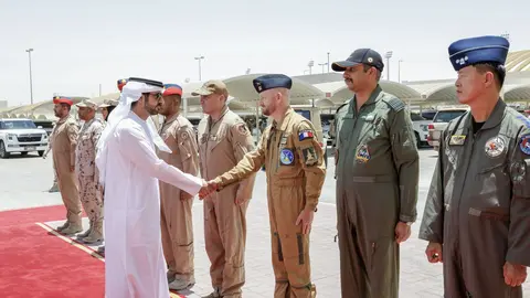 El jeque Hamdan saluda a los participantes en el ejercicio militar. (WAM)