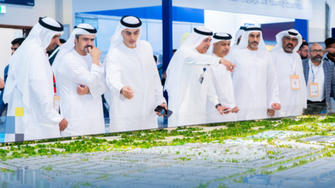 Emiratíes observan la maqueta del nuevo Aeropuerto Al Maktoum en Dubai. (X)