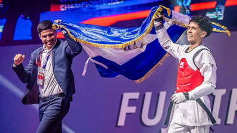 El deportista pasea la bandera de El Salvador por la pista de Fujairah. (X)