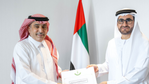 Funcionarios emiratíes con la carta de invitación. (WAM)