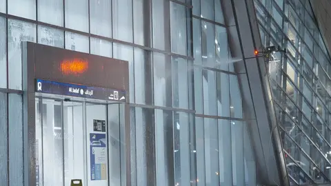Un dron limpia una estación de Metro en Dubai. (RTA)