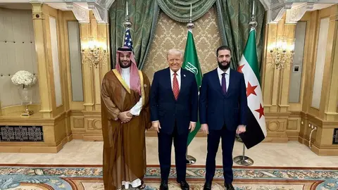 Ahmed al-Sharaa a la derecha con el príncipe saudí y Trump. (X)