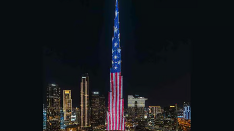El Burj Khalifa iluminado con la bandera estadounidense. (Dubai Media Office)