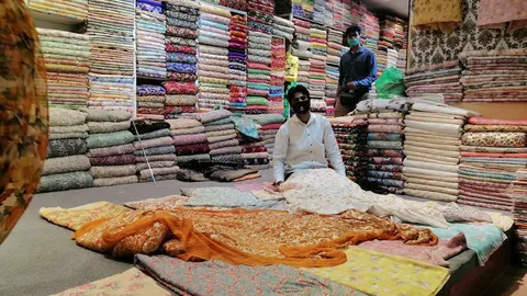 Tienda de telas en el Global Village. (EL CORREO)