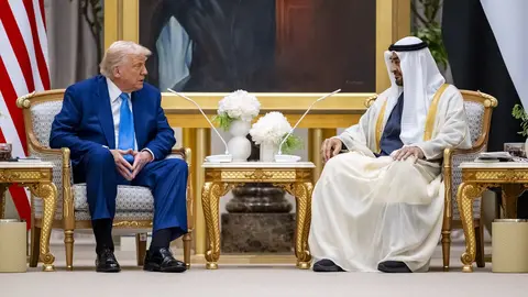 Los presidentes de EAU y EEUU en Abu Dhabi este jueves. (WAM)