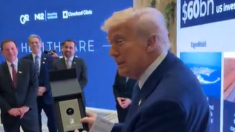 Trump enseña el regalo emiratí. (X)