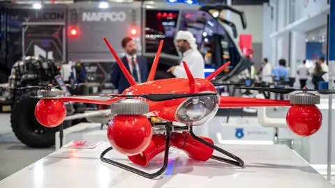 Un dron de fabricación emiratí en la feria. (WAM)