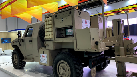 Un blindado español en la Feria de Defensa en Abu Dhabi. (EL CORREO)