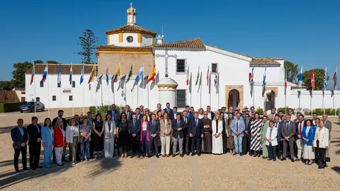 Los firmantes de la declaración institucional, ante el Monasterio de La Rábida. (Julián Pérez)