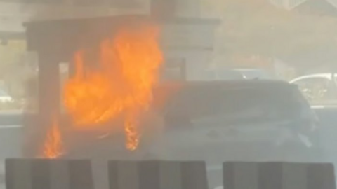 El fuego en el coche en una imagen de X.