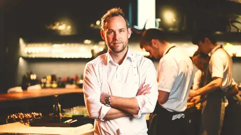 El restaurante FZN by Björn Frantzén, inaugurado en noviembre de 2024, ha capturado la atención internacional al obtener tres estrellas Michelin en menos de un año, convirtiendo a su chef, Björn Frantzén, en el único