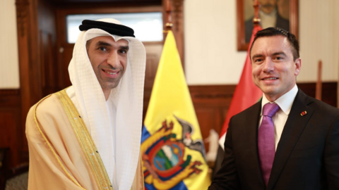 El ministro emiratí junto al presidente ecuatoriano. (X)