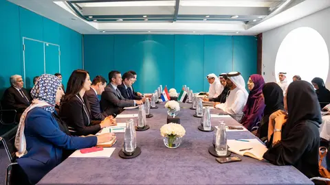 El presidente Santiago Peña ha mantenido un encuentro clave en Emiratos Árabes Unidos con el Ministro de Economía. (@SantiPenap)