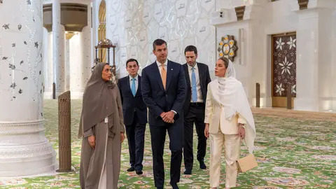 En el centro de la Imagen, el presidente de Paraguay durante su visita a la Gran Mezquita de Abu Dhabi. (WAM)