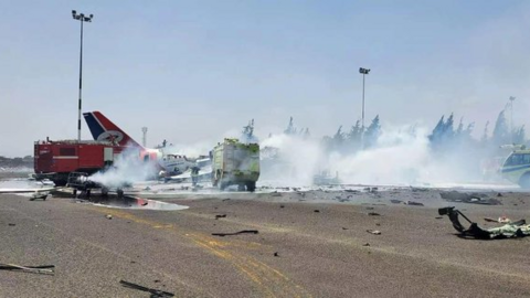 Avión incendiado en el aeropuerto de Saná. (X)