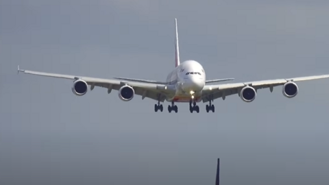 El A380 antes del aterrizaje. (Youtube)