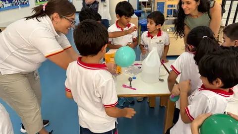 Alumnos del colegio español durante la actividad por la Semana de la Ciencia. (Cedida)