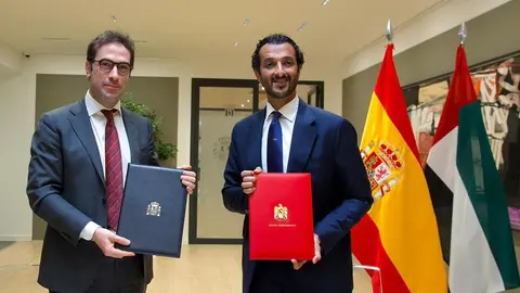 El ministro de Economía, Comercio y Empresa, Carlos Cuerpo, junto al ministro emiratí de Economía, Abdulla Bin Touq Al Marri. (X)
