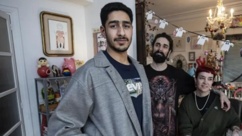 En primer término el estudiante emiratí junto al matrimonio español. (Fuente externa)