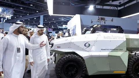 El jeque Hamdan contempla el robot urbano. (WAM)