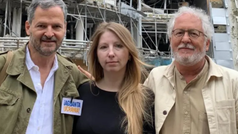 Posiblemente la última foto en vida de la escritora ucraniana Victoria Amelina, antes del ataque al restaurante en donde murió, con Sergio Jaramillo -izquierda- y Héctor Abad -derecha-. (Fuente externa)