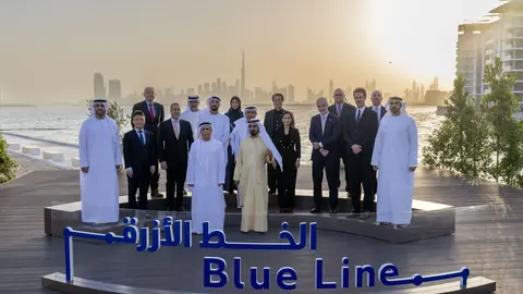 El gobernante de Dubai, en el centro de la imagen durante la ceremonia del metro línea azul. (WAM)
