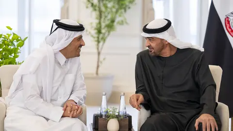 El presidente de EAU, a la derecha, junto al ministro de Exteriores de Qatar. (WAM)