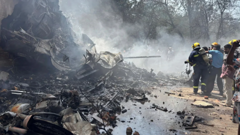 Personal de emergencia interviene en avión de Air India. (Antena 3)