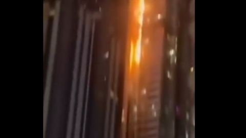 Captura de pantalla de un vídeo difundido en X del edificio en llamas.