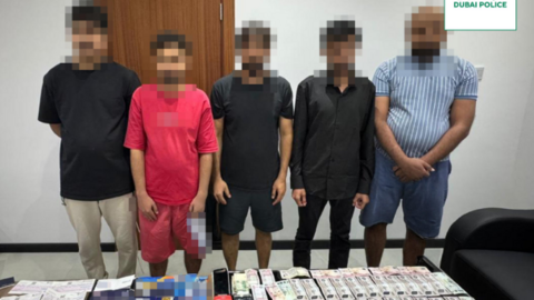 Una imagen de los detenidos con el botín difundida por la Policía de Dubai.