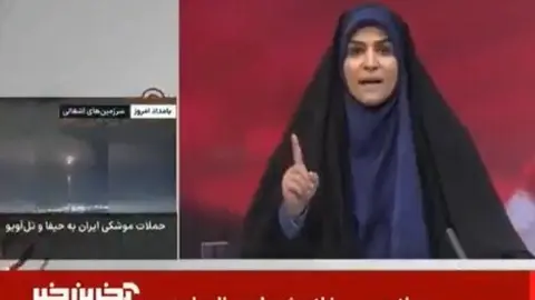 La presentadora iraní instantes antes del bombardeo israelí de la sede de la televisión pública iraní en Teherán. (Fuente externa)