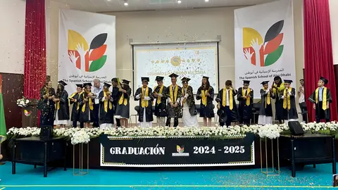Los alumnos de sexto de primaria celebran su graduación. (EL CORREO)