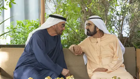 El presidente a la izquierda y vicepresidente y gobernante de Dubai durante un encuentro. (WAM)