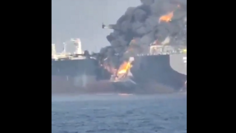 Una captura de pantalla del vídeo difundido del barco en llamas. (X)