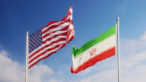 Las banderas de Estados Unidos -izquierda- y de Irán. (Fuente externa)