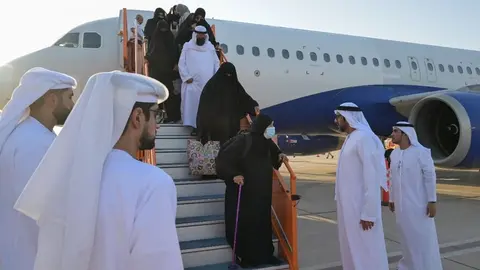 Residentes y emiratíes bajan del avión. (WAM)
