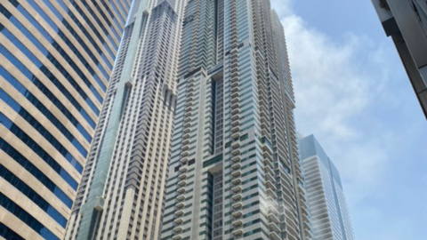 En primer término la torre afectada por el incendio. (X)